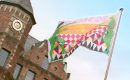 Wünsche und Warnungen im Wind, Düsseldorf, 1996. Am Rathaus: Mutter und Tochter weben am Teppich des Lebens, 2 x 3 m