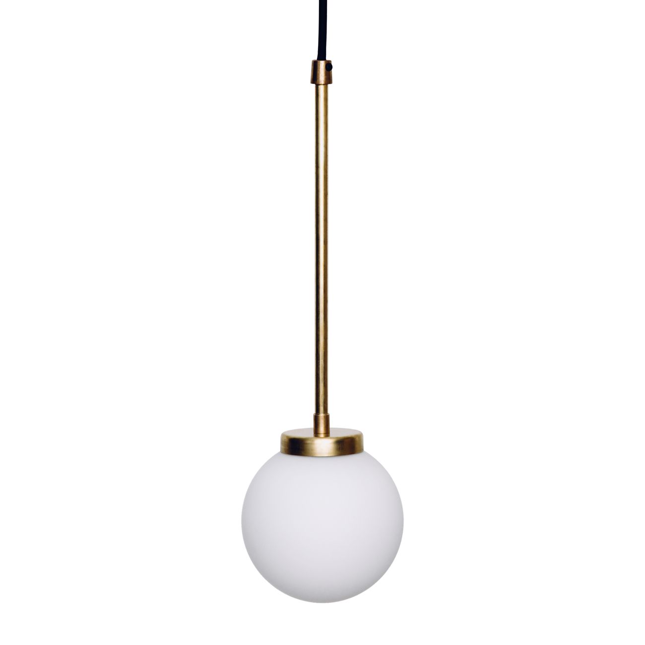 Lámpara de techo "Perla" con bola opal de cristal y fuste de latón