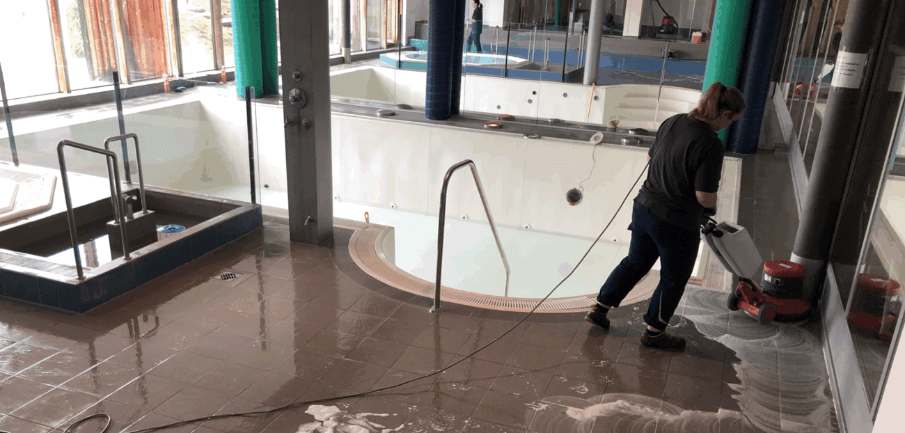 Schwimmbäderreinigung