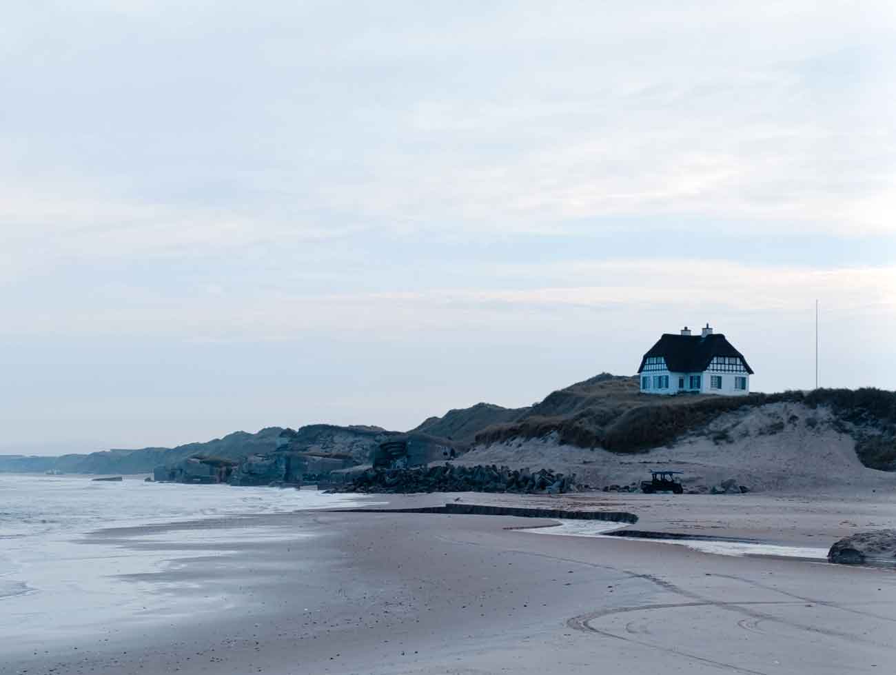 Blick auf ein Strandhaus an der Nordsee in Løkken.