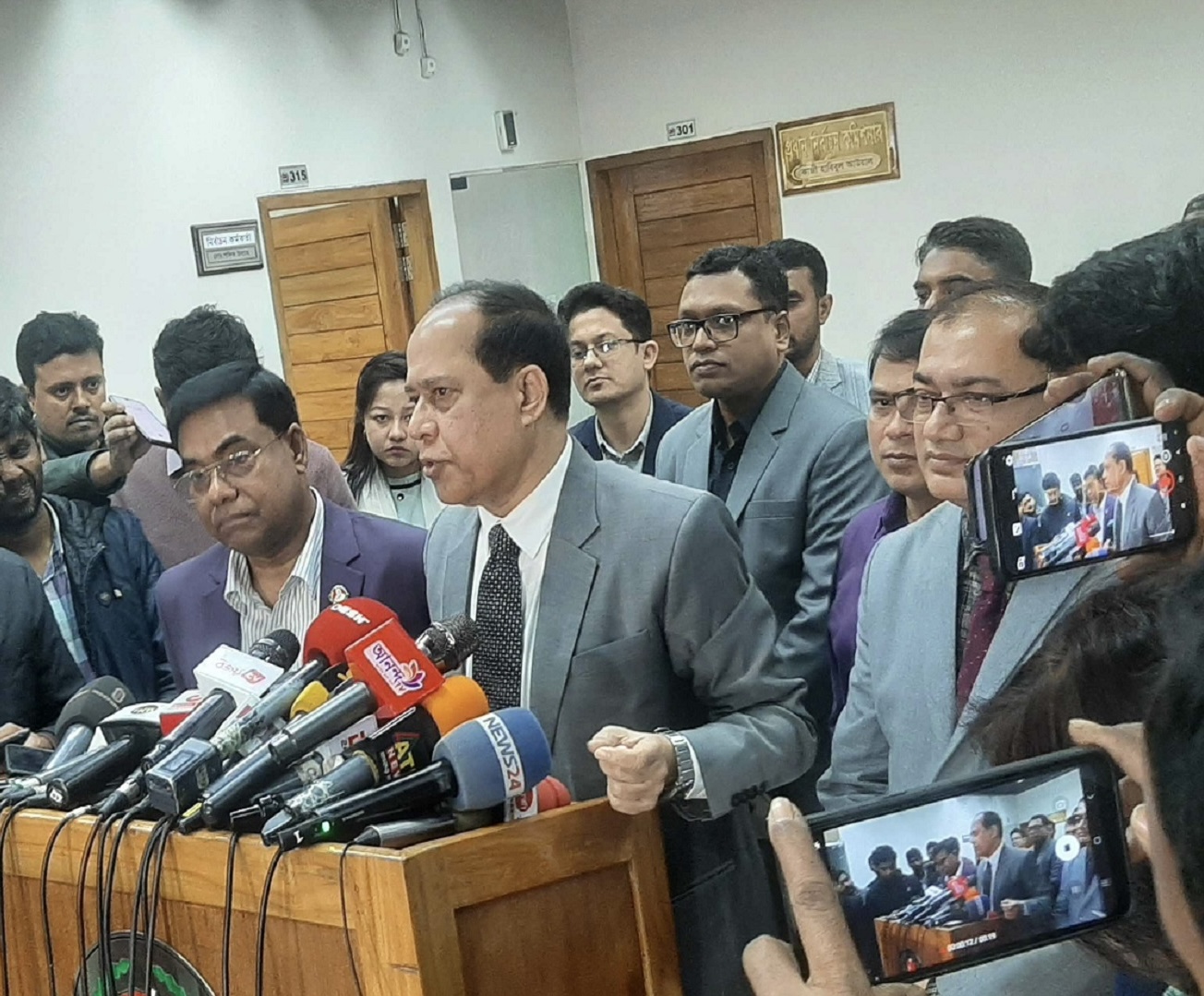 ভোটের দিন সকালেই ব্যালট পেপার কেন্দ্রে পৌঁছানো হবে :  সিইসি