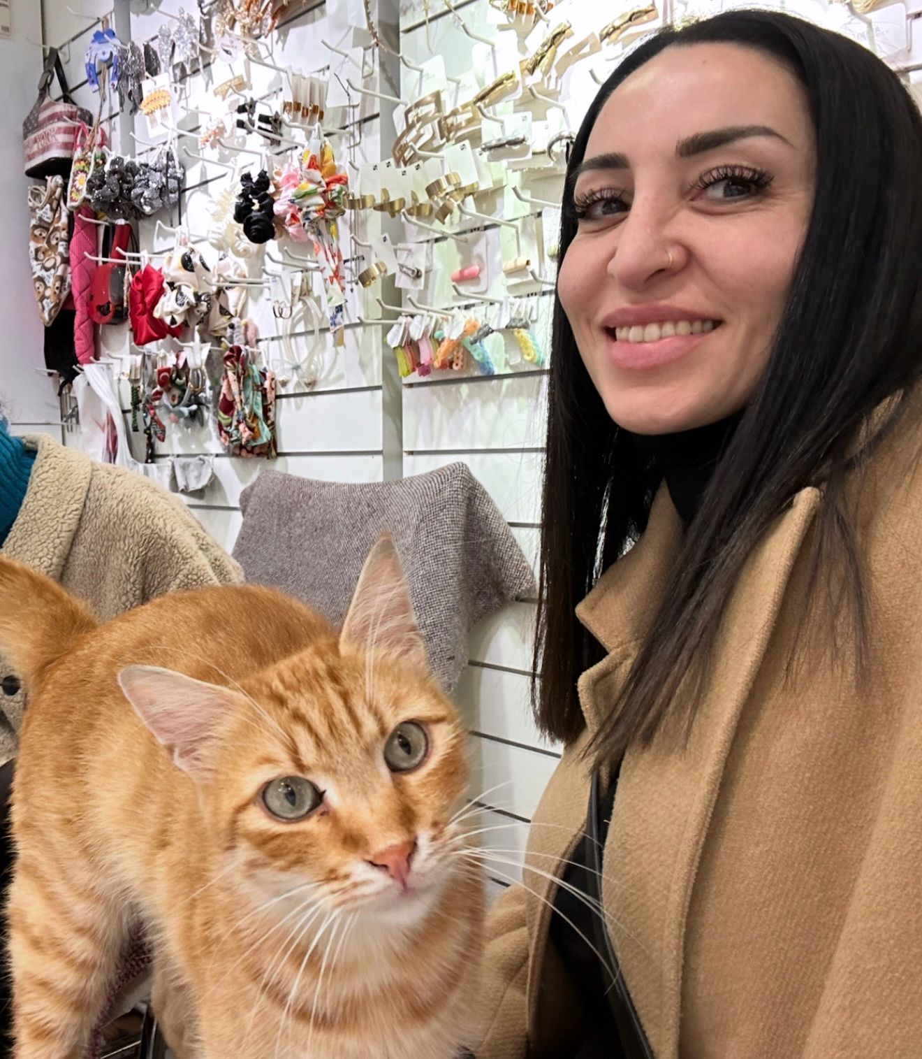 Ehrenamtliche Helferin von ATI Paw mit gerettetem Tier