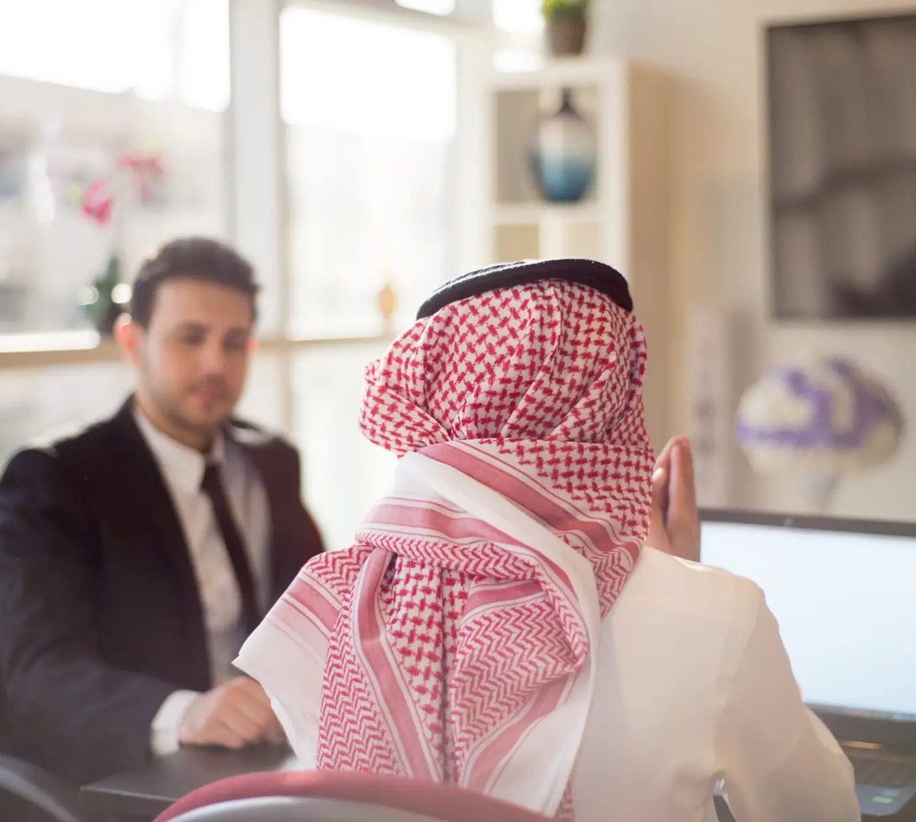 Business-meeting-in-Saudi-Arabia