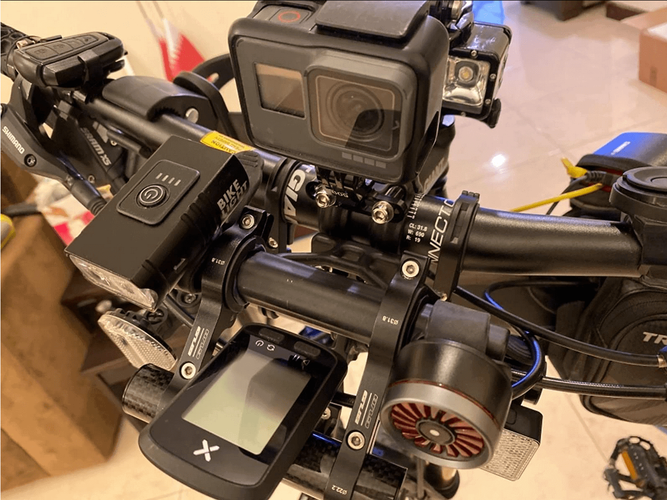 Electronique guidon GPS lampes smartphone handlebar bikepacking