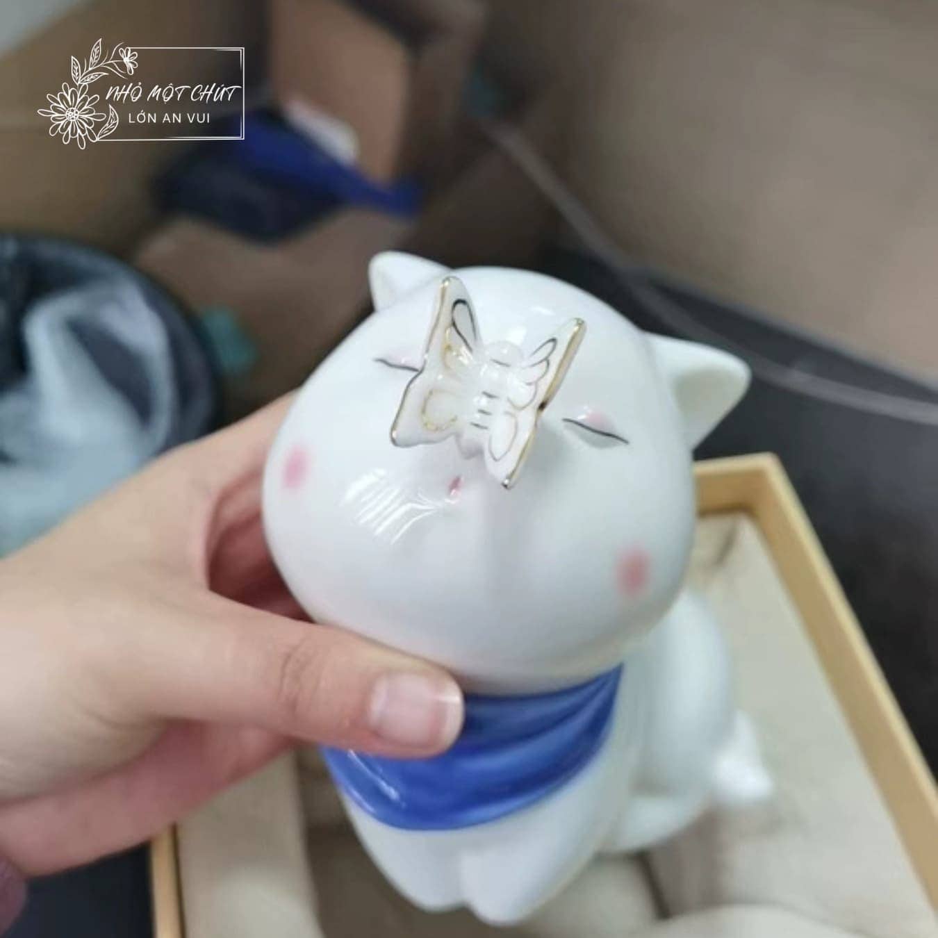 Mèo gốm An Yên với tạo hình nhỏ xinh, má hồng và chi tiết bướm trang trí dịu dàng.
