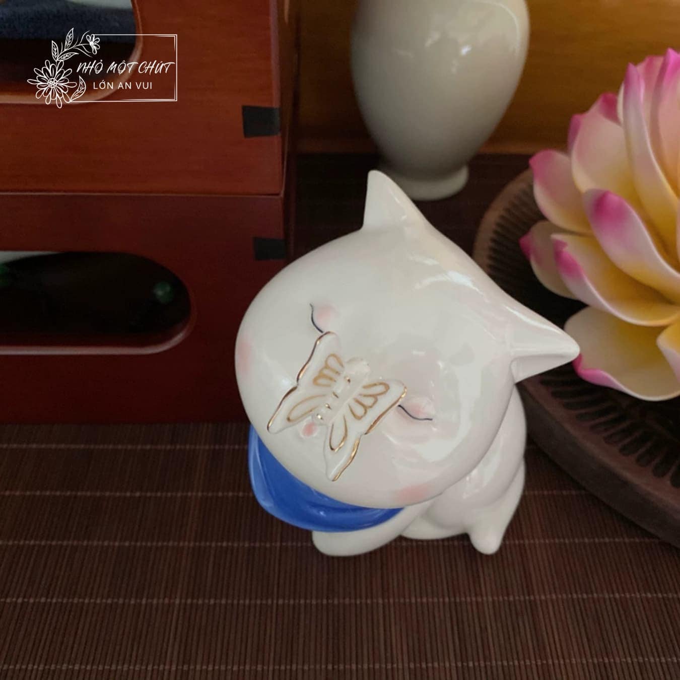 Chi tiết bướm trên mèo gốm An Yên điểm nhấn nhỏ cho tượng gốm decor bàn làm việc.