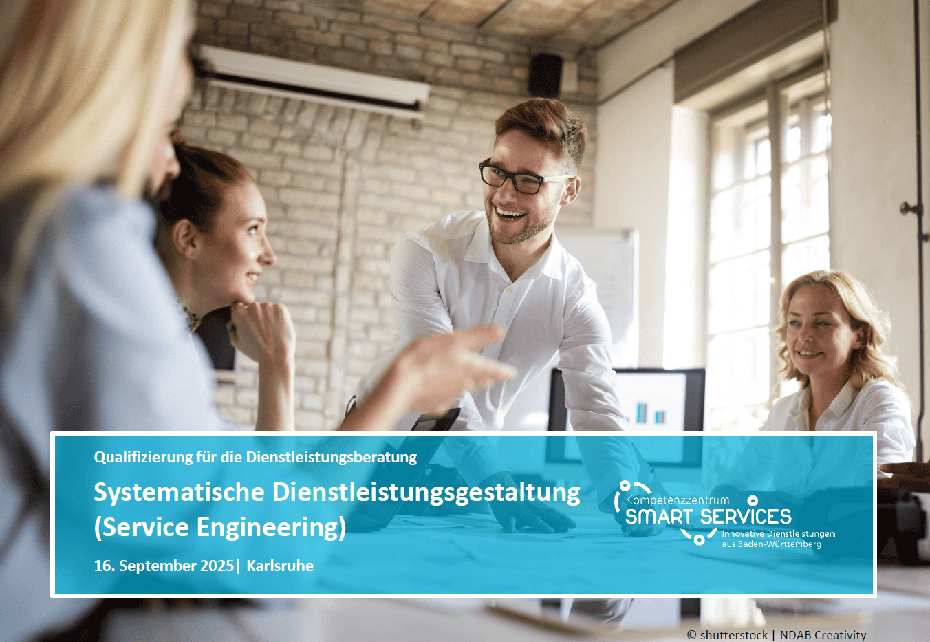 Team bei ITB Karlsruhe diskutiert Service-Design im modernen Büro.