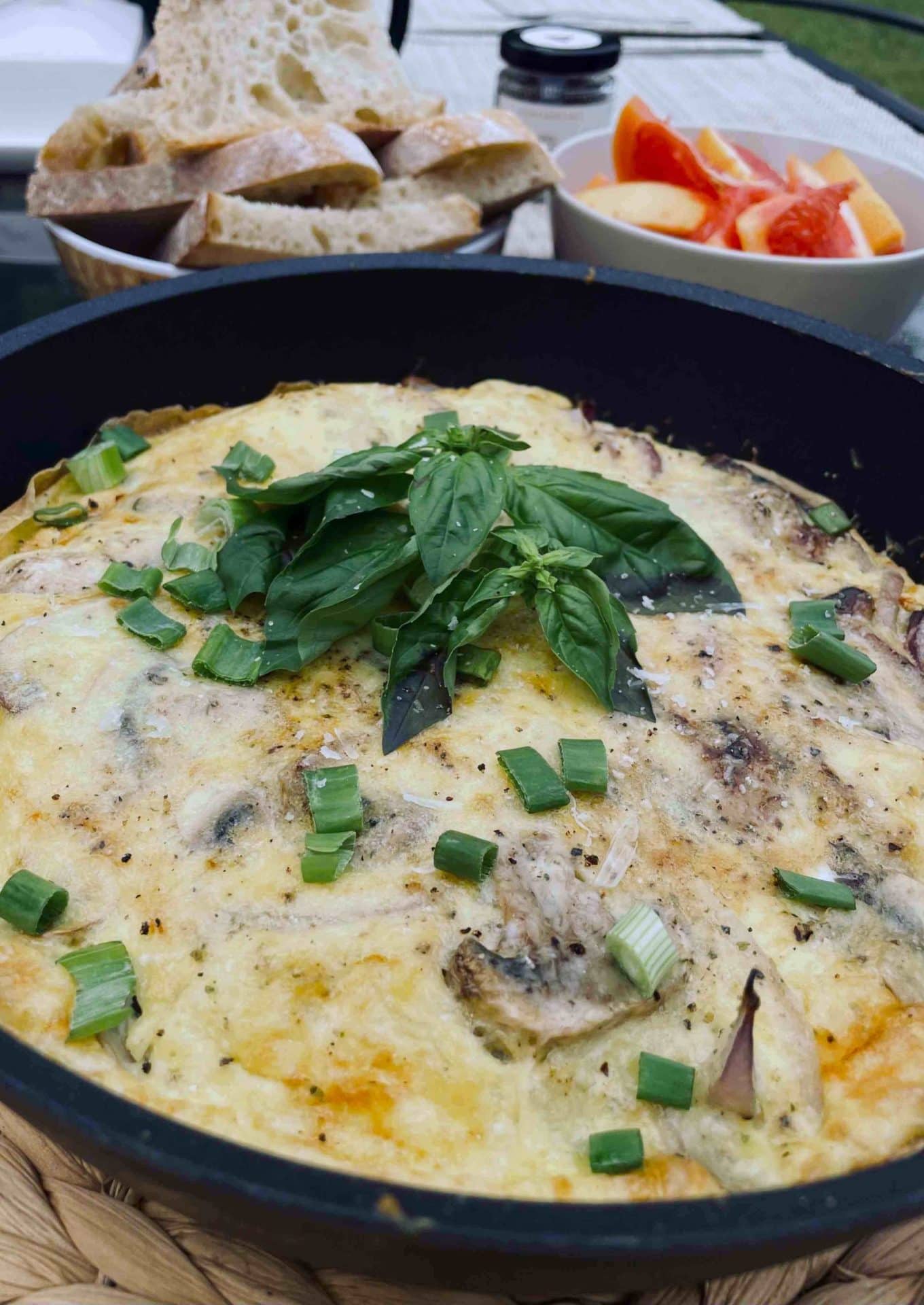 Frittata aux champignons et purée d’ail noir
