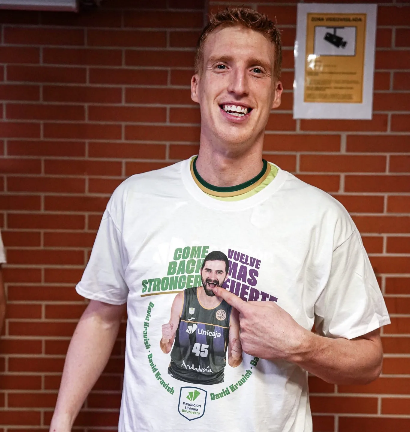 El Unicaja manda un mensaje de apoyo a Kravish en forma de camiseta
