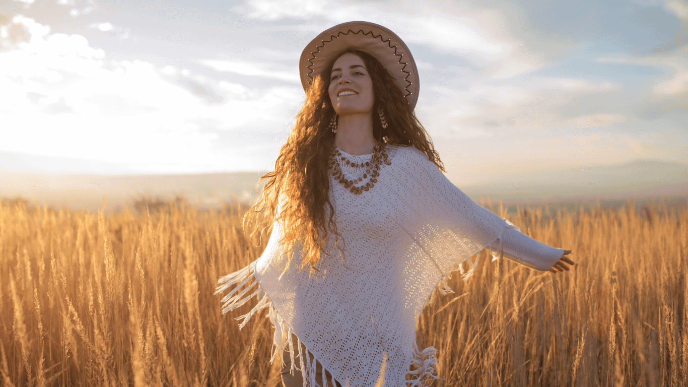 Žena v klobouku na poli mezi klasy