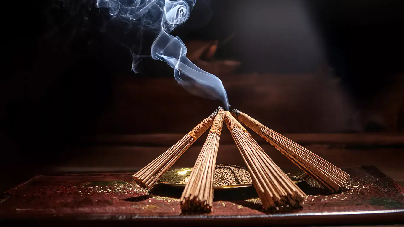 Lire la suite à propos de l’article L&rsquo;encens indien : un voyage olfactif au cœur d&rsquo;une tradition millénaire