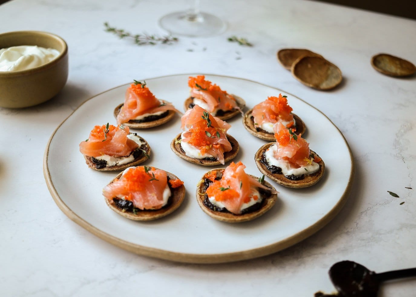 Mini crêpes de seigle ail noir saumon fumé et citron