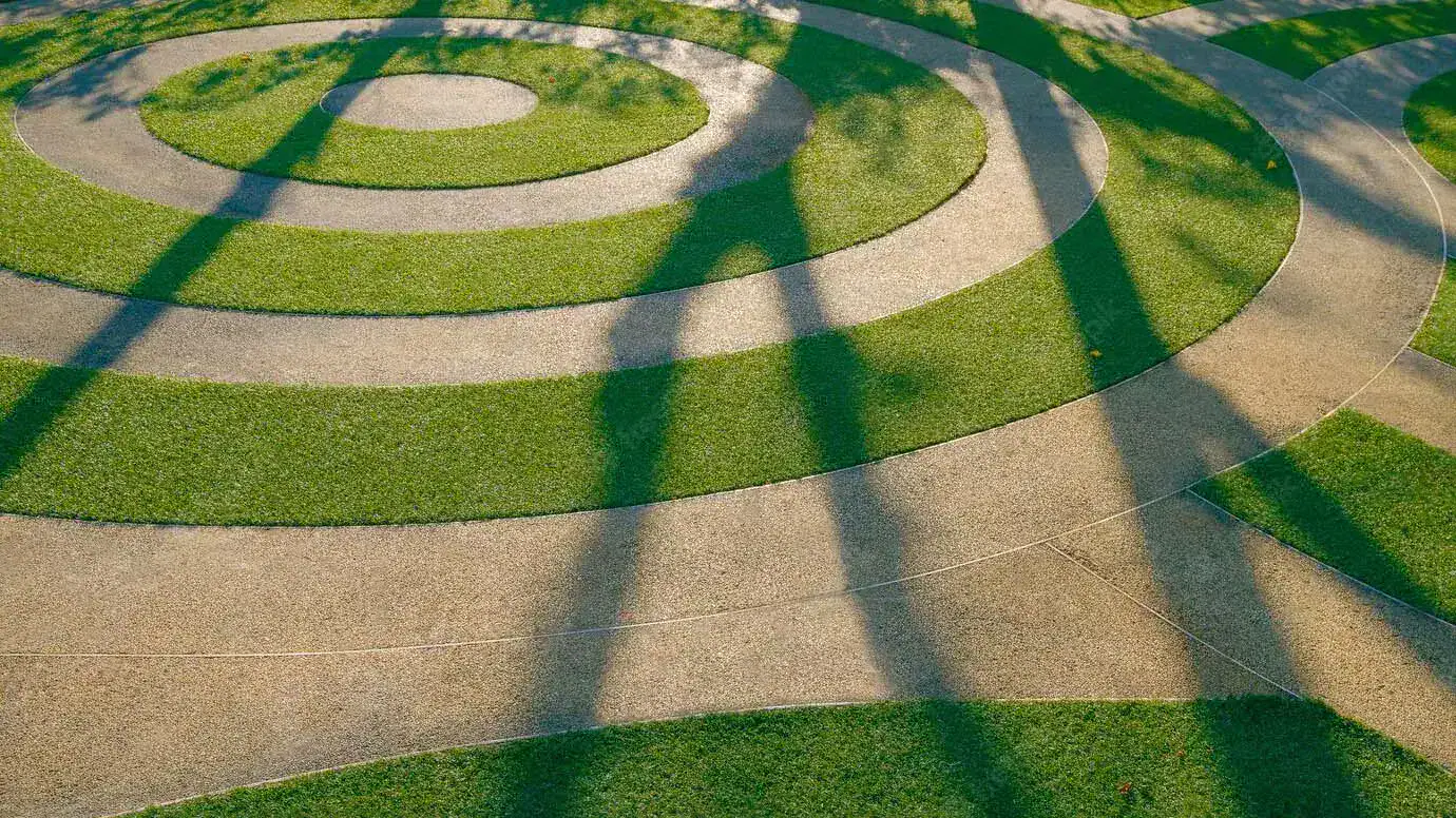 Giardino pubblico con percorsi pedonali in calcestruzzo drenante Prima Pavimenti — superficie permeabile per smaltimento naturale delle acque meteoriche in aree verdi urbane