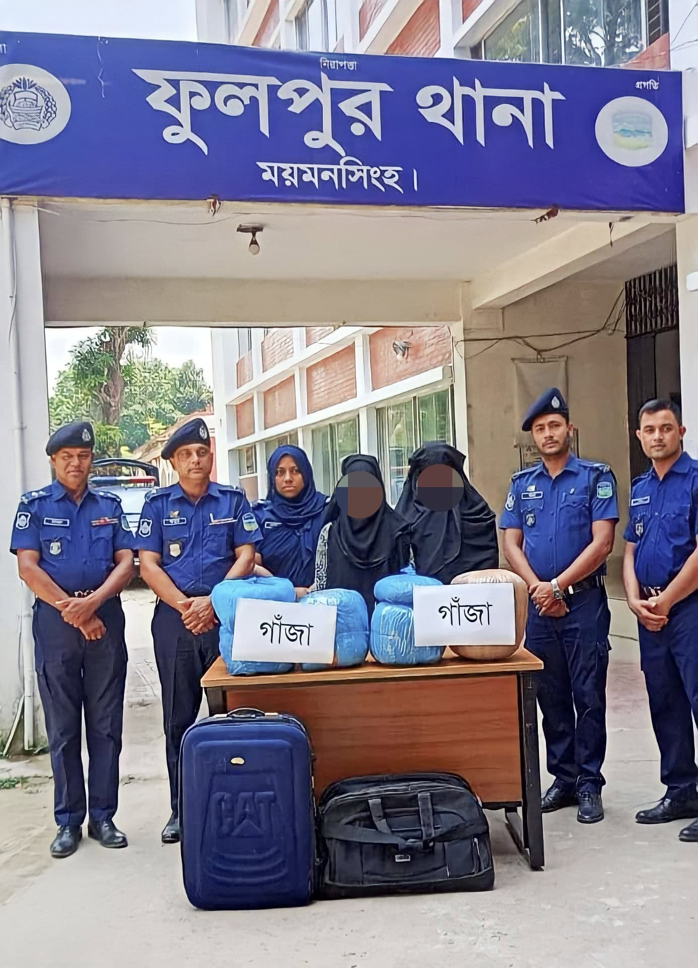 যাত্রীবাহী বাসে ২০ কেজি গাঁজা সহ দুই নারী আটক