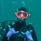 Plongeur en exploration dans la baie de Ngor