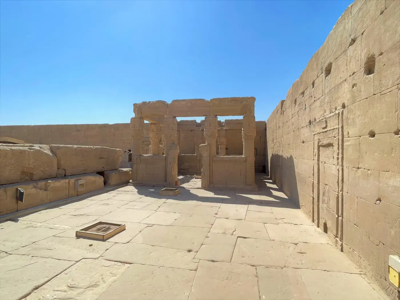 Open-air rooftop chapel associated with Osiris