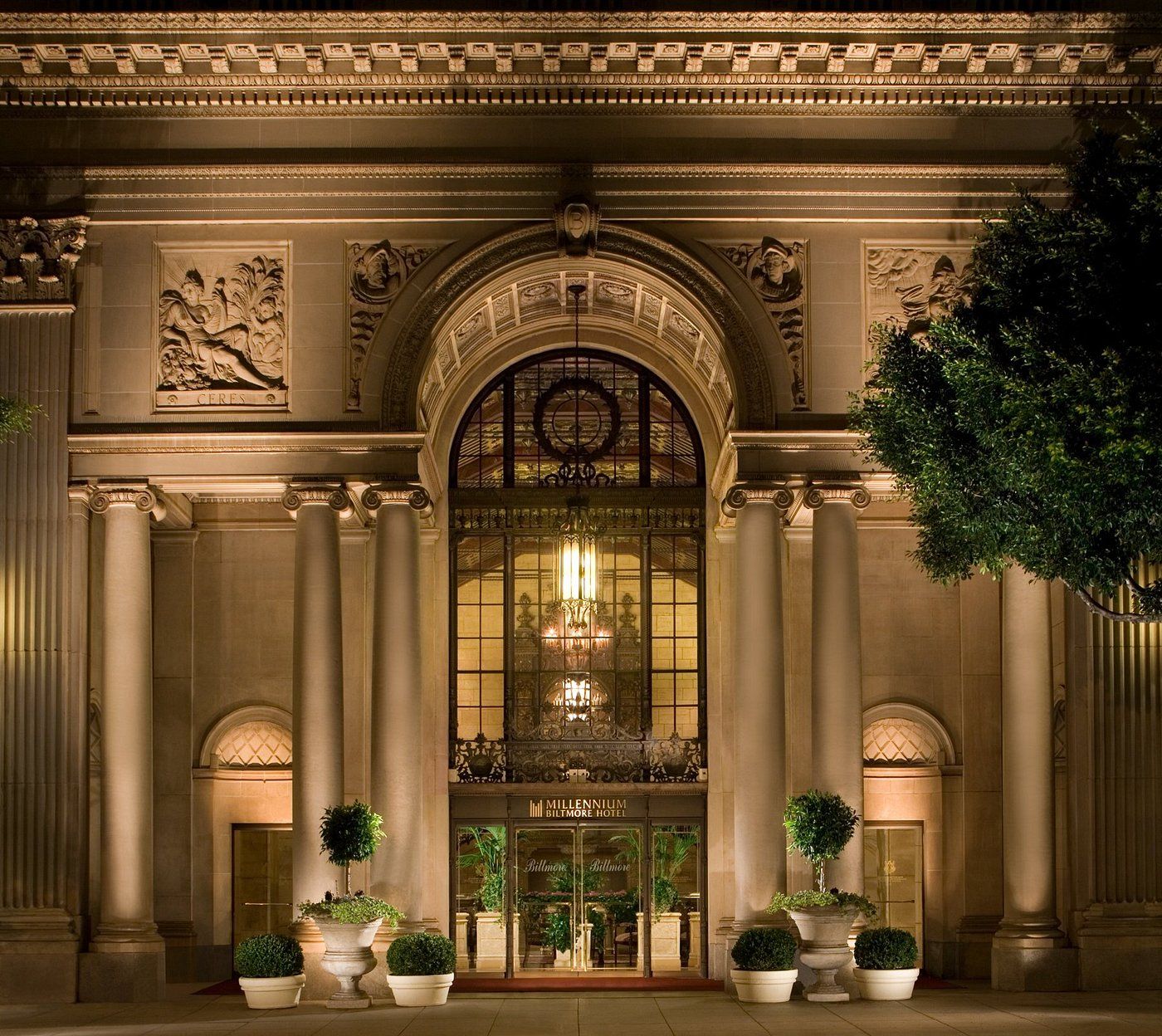 Craving-a-Dose-of-Hollywood-Glamour-These-L Craving-a-Dose-of-Hollywood-Glamour-These-L Craving a Dose of Hollywood Glamour These L.A. Hotels Are a Must-Visit_3 l.a. hotels Craving a Dose of Hollywood Glamour? These L.A. Hotels Are a Must-Visit Craving a Dose of Hollywood Glamour These L