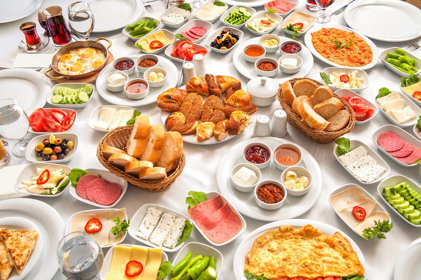 Vielfältige mediterrane Gerichte im Restaurant Finest Lezzet Düsseldorf – Fleisch, Fisch, vegetarische Speisen, frische Salate, süße Desserts, Brunch-Angebote, Open Kitchen und Catering für Events. Mediterraner Brunch im stilvoll dekorierten Innenbereich des Restaurants Finest Lezzet Düsseldorf.
