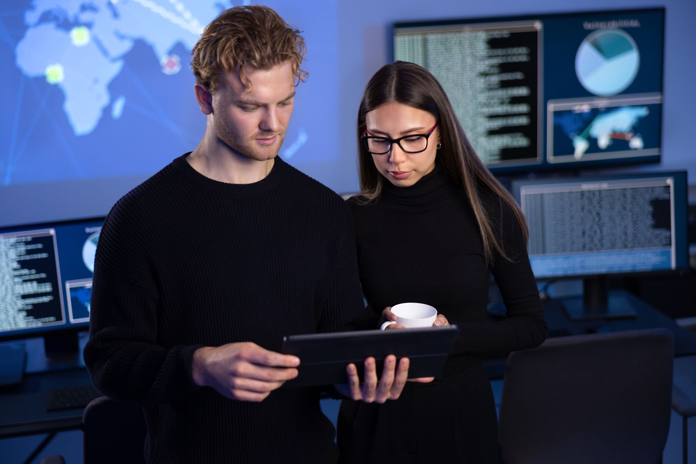 Two Professionals In Cyber Security Team Working To Prevent Security Threats, Find Vulnerability And Solve Incidents - Auster Inteligência Contábil