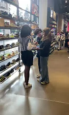 Pavimenti in Mapei Ultratop mid Gray realizzati da Prima Pavimenti per Foot Locker Champs Elysées a Parigi