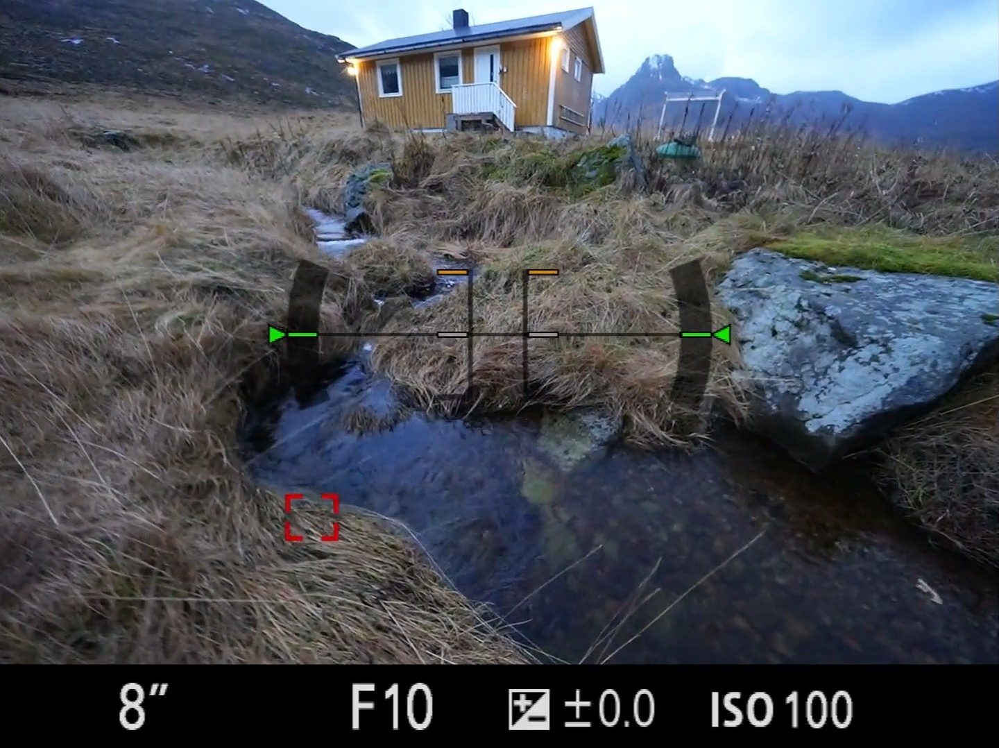 Monitor Atomos durante la toma de las casitas de Lofoten, con los ajustes de la cámara en pantalla