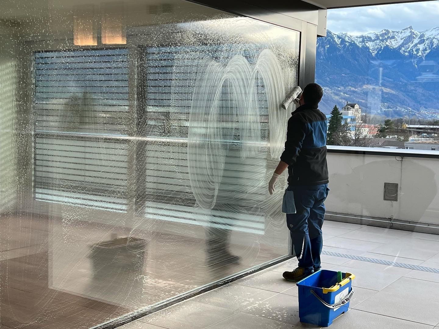 MK Mitarbeiter an der Fensterreinigung