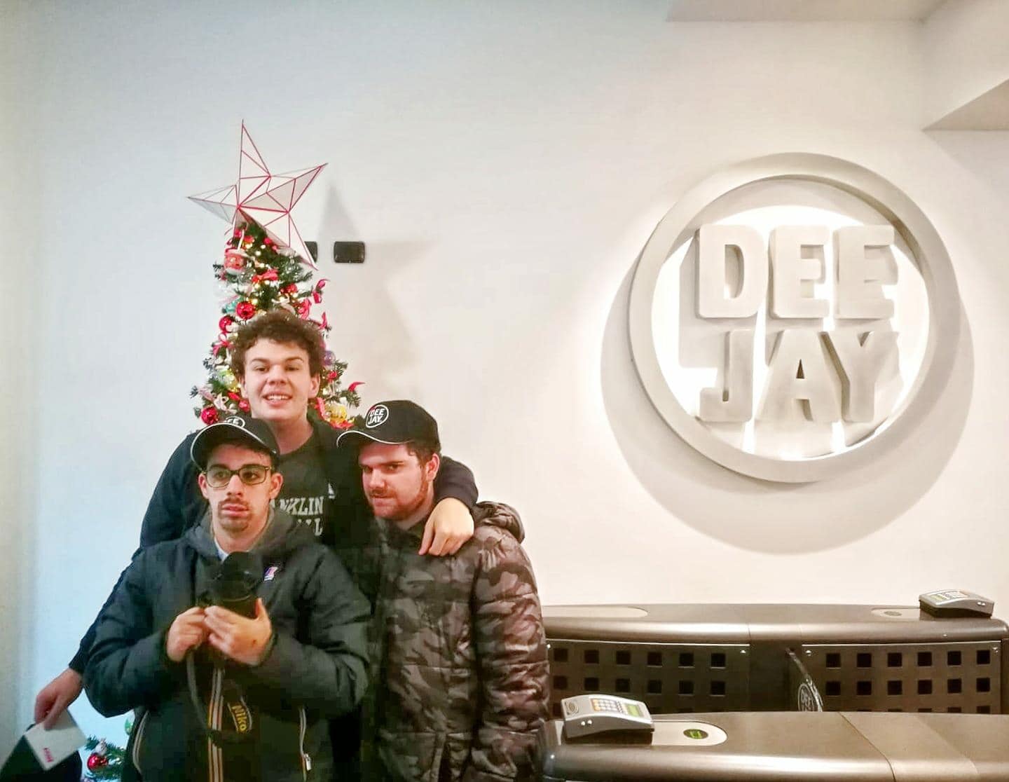 Gli artisti di FACCIAVISTA in visita a Radio Deejay