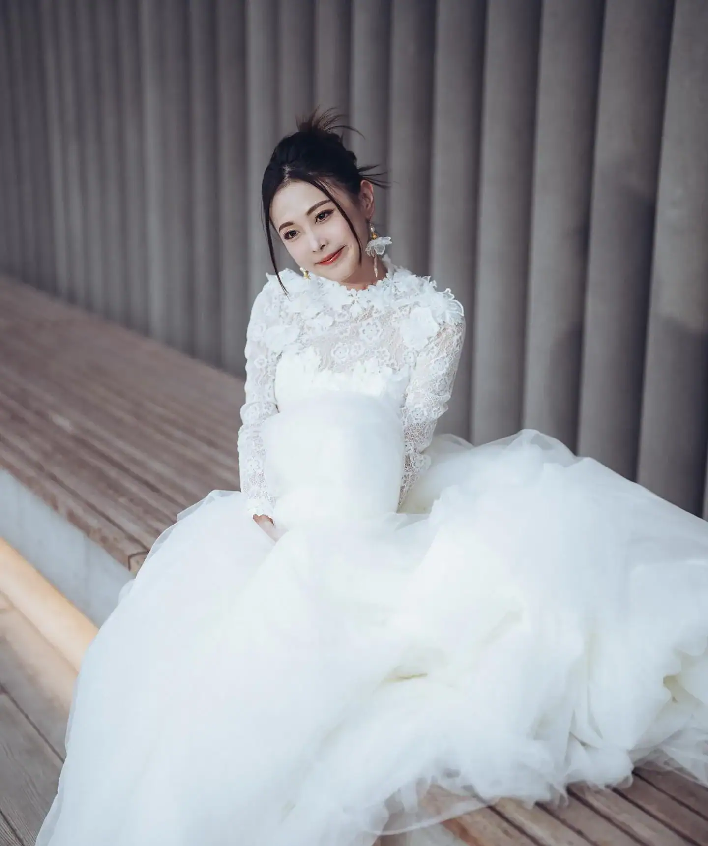 前 TVB 「最索丫鬟」 Hebe 陳婉婷妝後大變身|化妝師 Elise 打造優雅新娘妝 13 Hebe陳婉婷身穿婚紗,坐在室外,微笑地看著鏡頭。