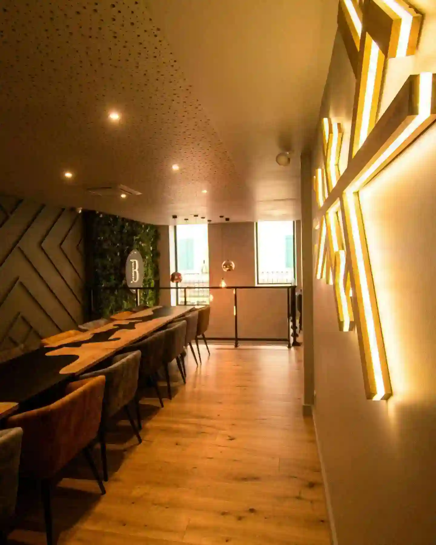 salle-de-reunion-decoration-bois-mur-lumineux-woodmakers-agency