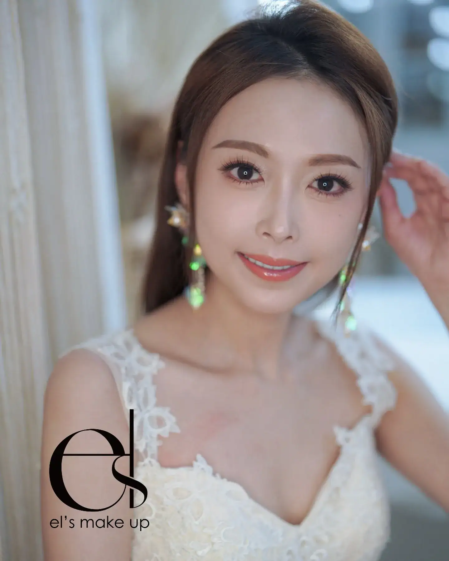 前 TVB 「最索丫鬟」 Hebe 陳婉婷妝後大變身|化妝師 Elise 打造優雅新娘妝 6 室內婚紗拍攝,Hebe陳婉婷穿著蕾絲婚紗,背後是落地窗。