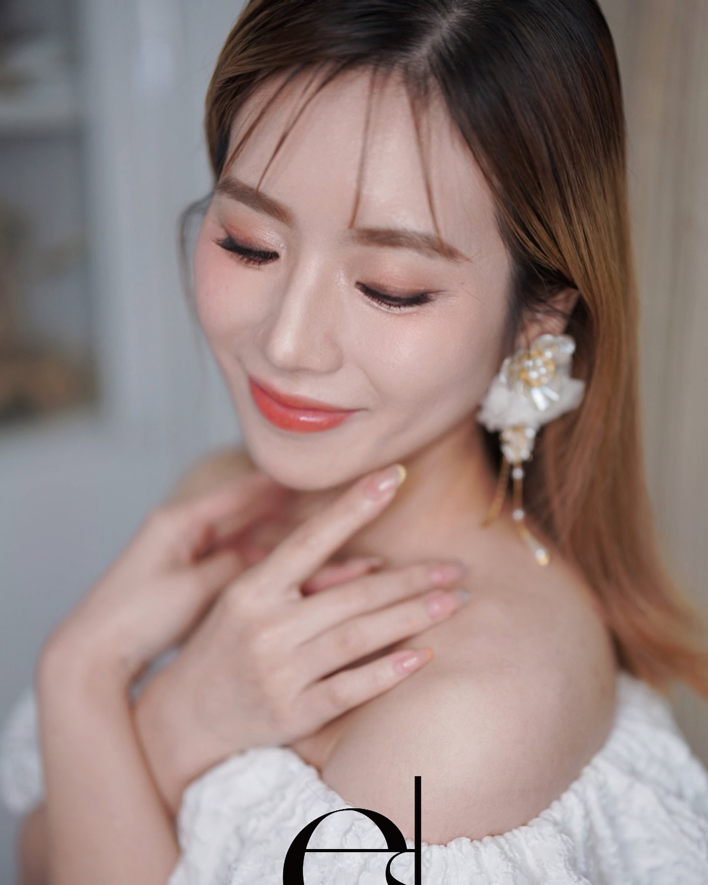 新娘化妝價目優惠 3 新娘化妝 優雅的新娘妝容,肌膚如絲般光滑,耳環與花卉髮飾相映成趣。