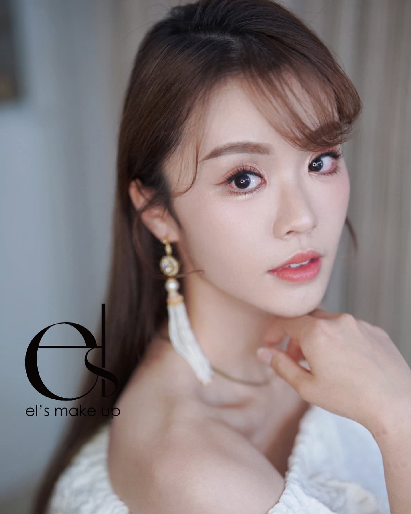 2026-2027皇牌新娘化妝髮型入門課程 20 新娘妝容特寫,肌膚散發自然光彩,耳環和花卉髮飾彰顯柔美。化妝和髮型課程作品