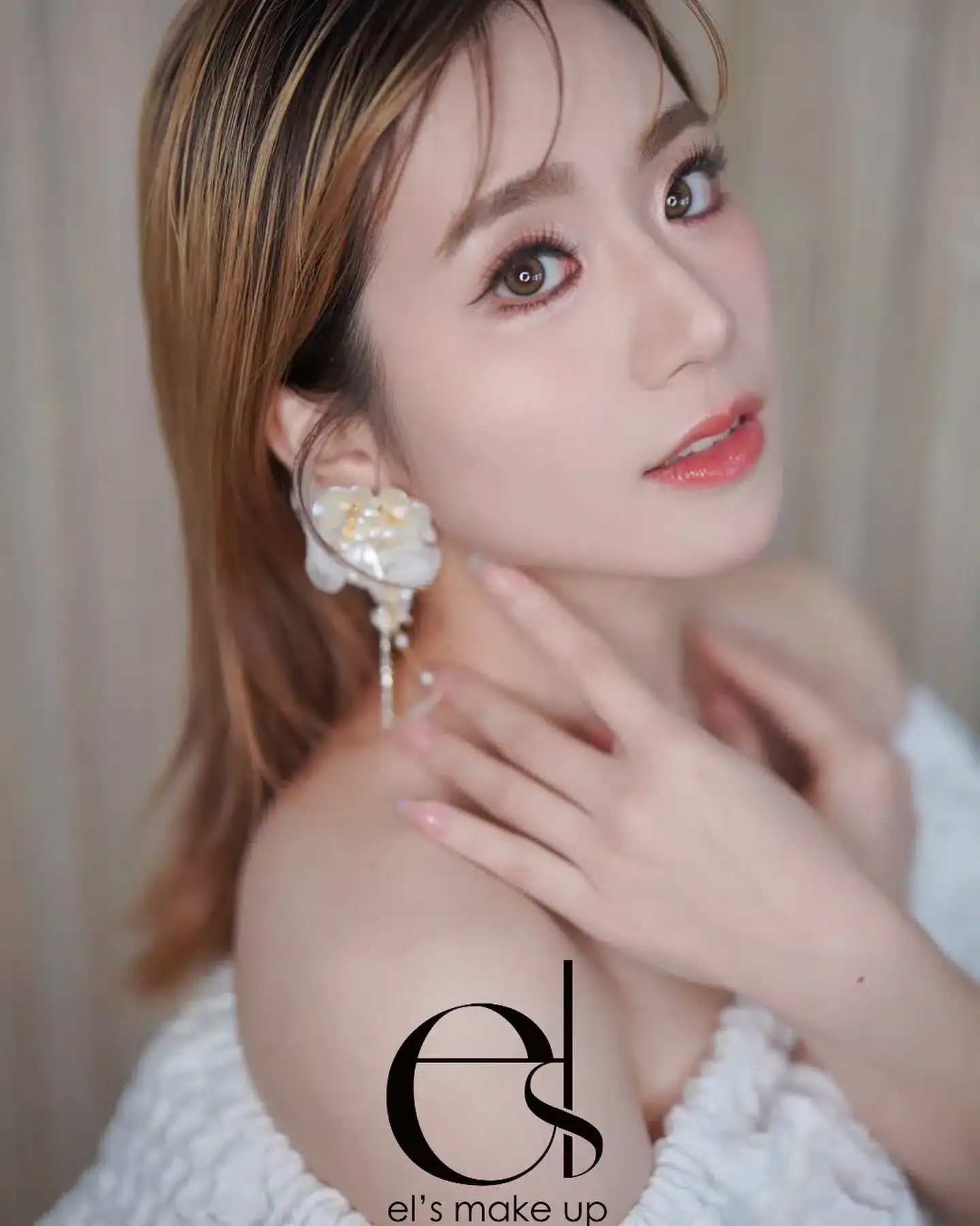 5個底妝、眼妝與唇色的細節!自然新娘化妝怎樣做才上鏡? 3 橫向作品圖:自然透亮底妝、柔和眼妝與潤色唇妝,配合婚紗髮型與花飾的婚禮妝髮作品
