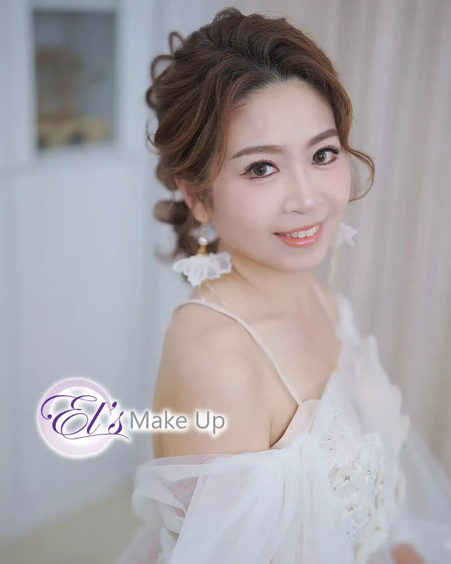新娘化妝價目優惠 5 El's Make Up 香港新娘化妝:日系空氣感抽絲低馬尾編髮,配搭精緻大眼妝容、花瓣吊墜耳環與一字肩蕾絲婚紗,展現甜美浪漫的日系新娘氣質。