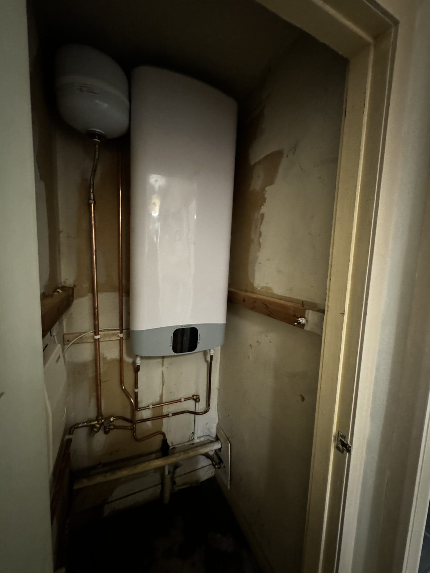 Slimline electric water heater installation in Kelvinside – energy-efficient and space-saving hot water solution by Green Goat Renewables.