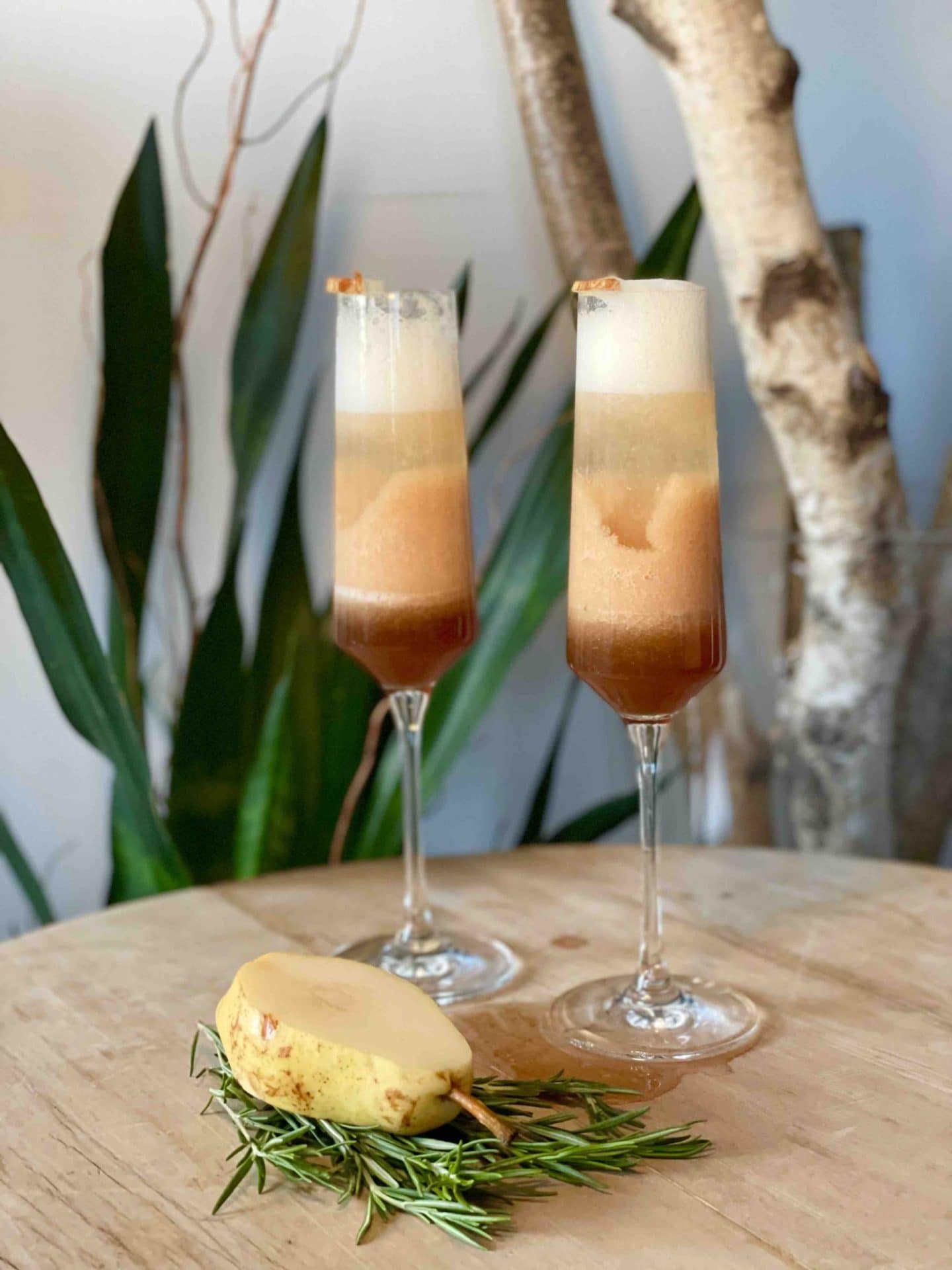 Bellini aux poires et sirop simple à l'ail noir