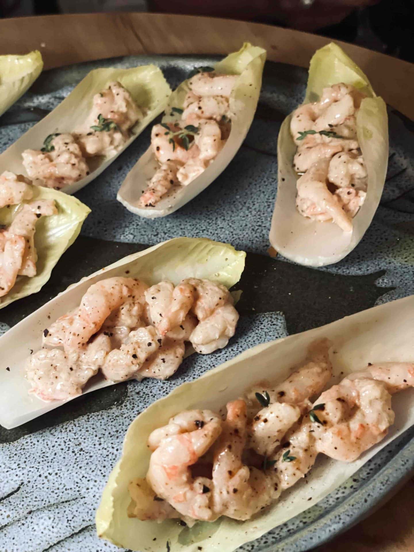 Endives aux crevettes nordiques, ricotta et ail noir_La terre du 9