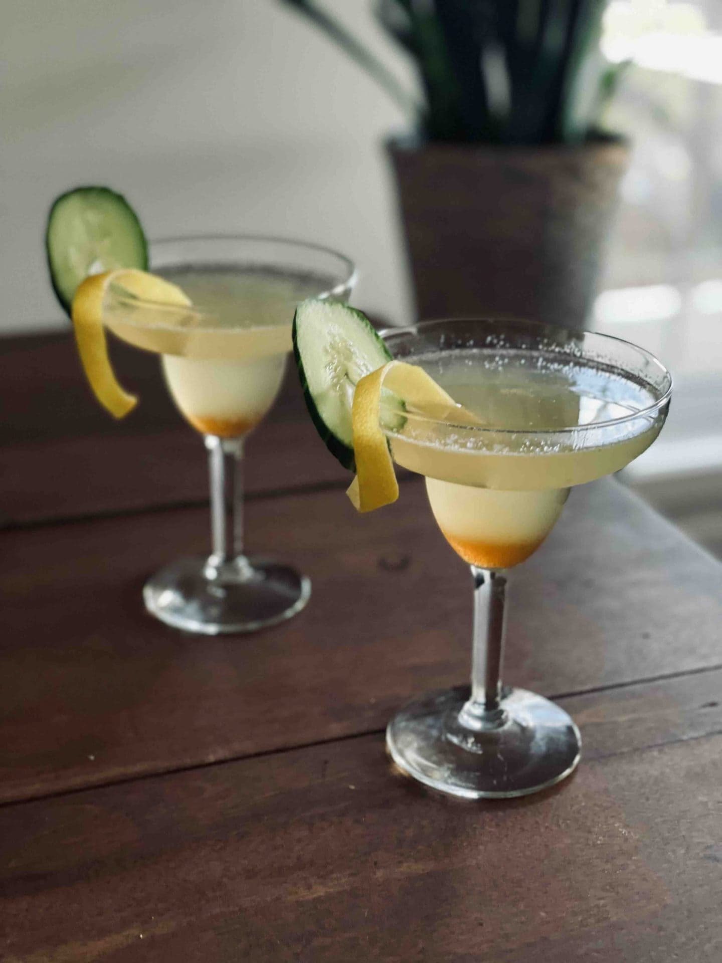 Martini au concombre et sirop simple à l'ail noir