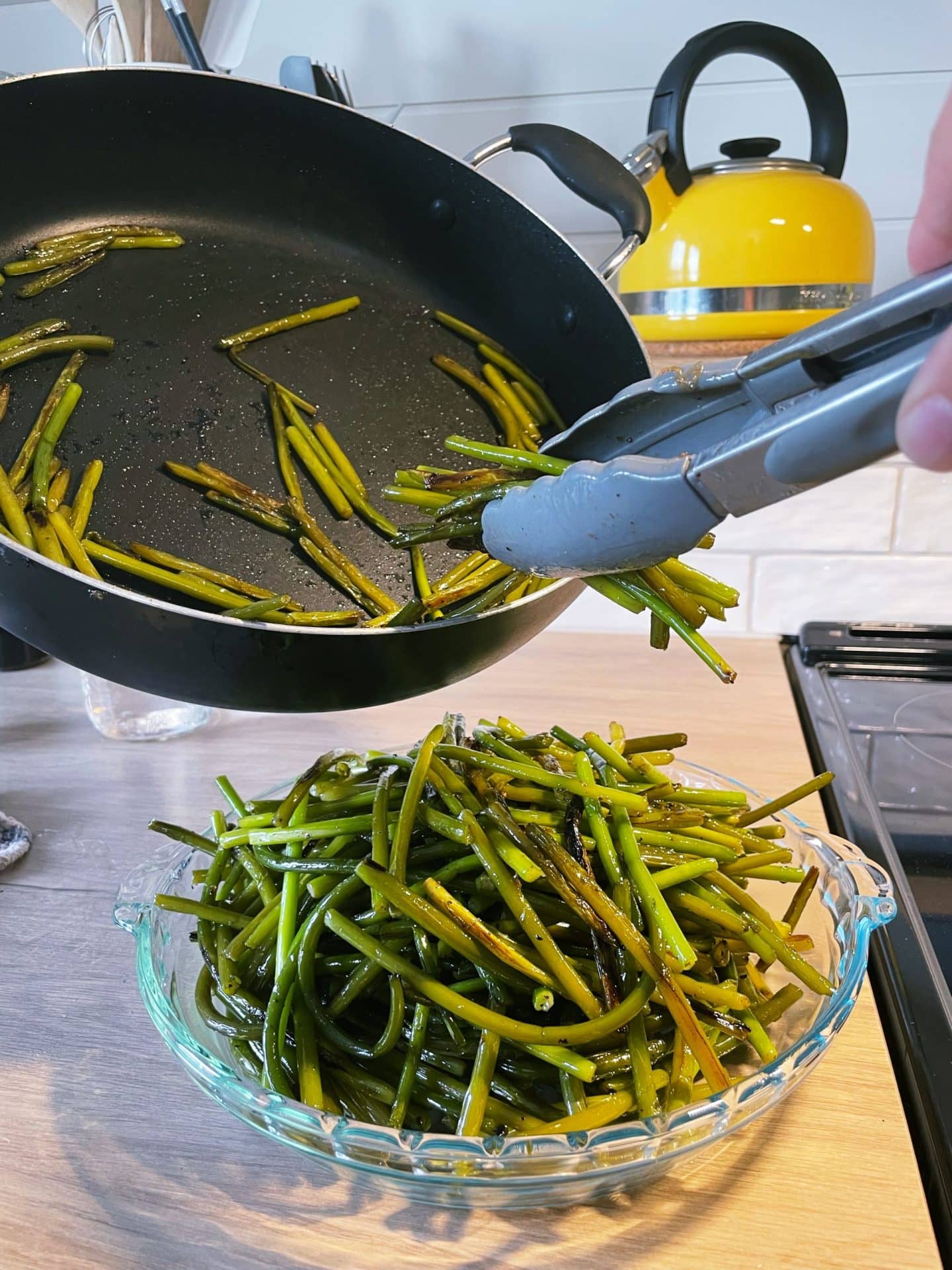 Fèves vertes au beurre à l'ail noir et citron