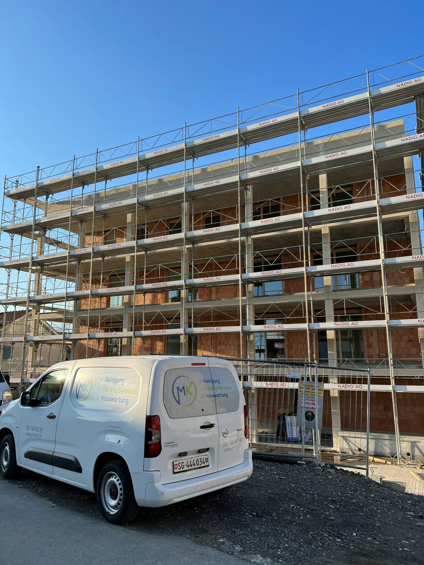 Baureinigung Neubau MK Reinigung Fahrzeug auf dem Bau