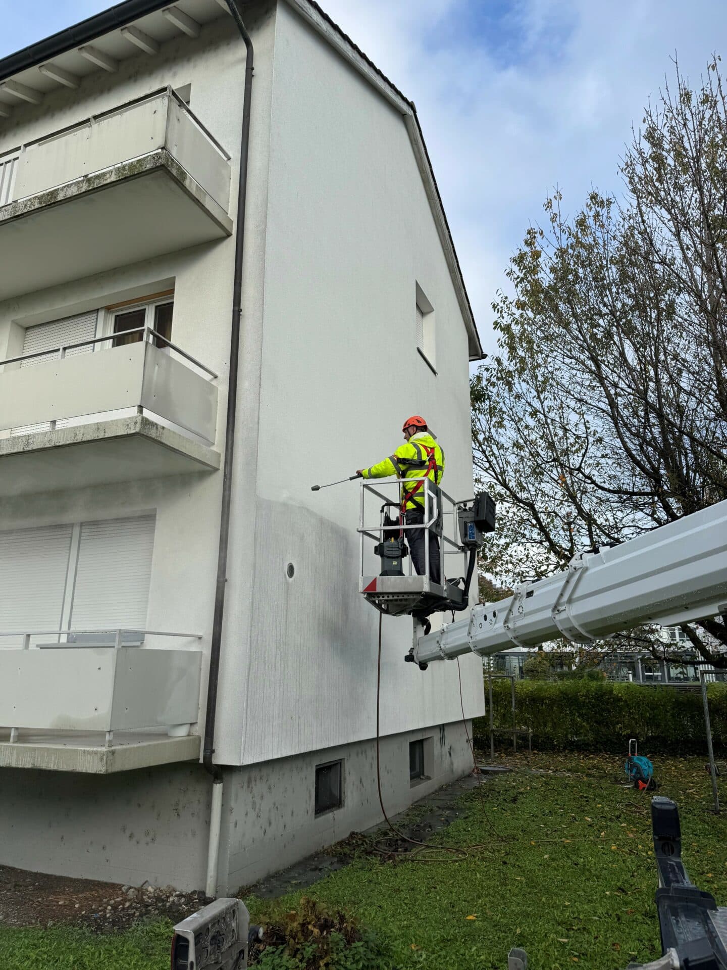 Professionelle Fassadenreinigung Mitarbeiter auf Hebebühne