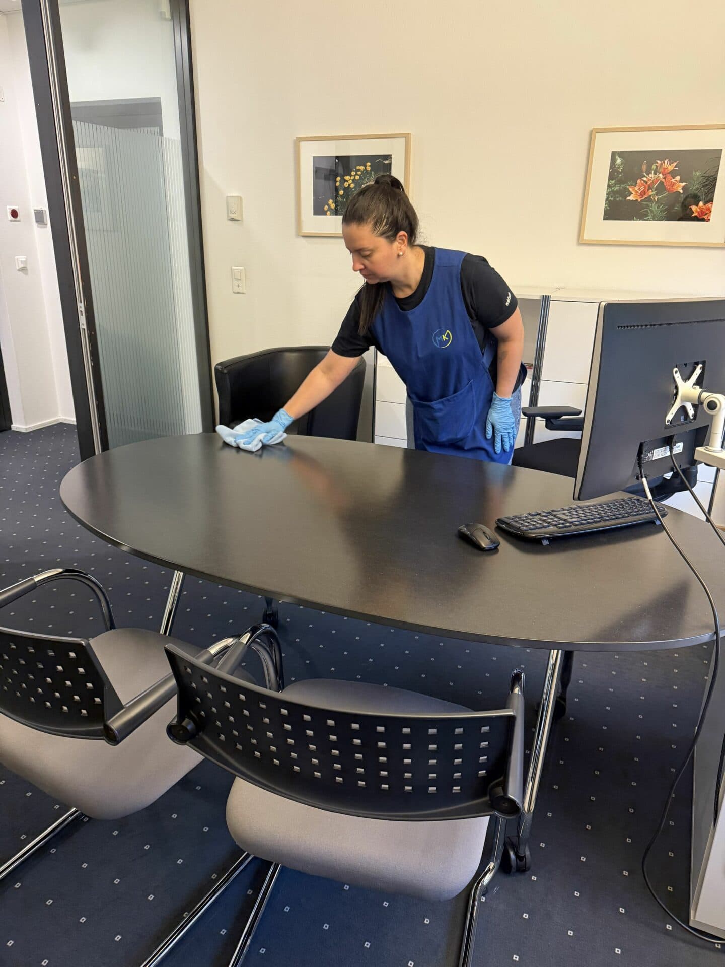Frau macht Büro sauber