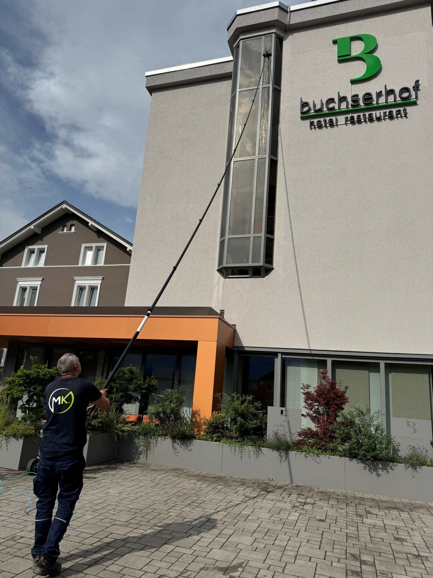 Mitarbeiter Am Fensterputzen