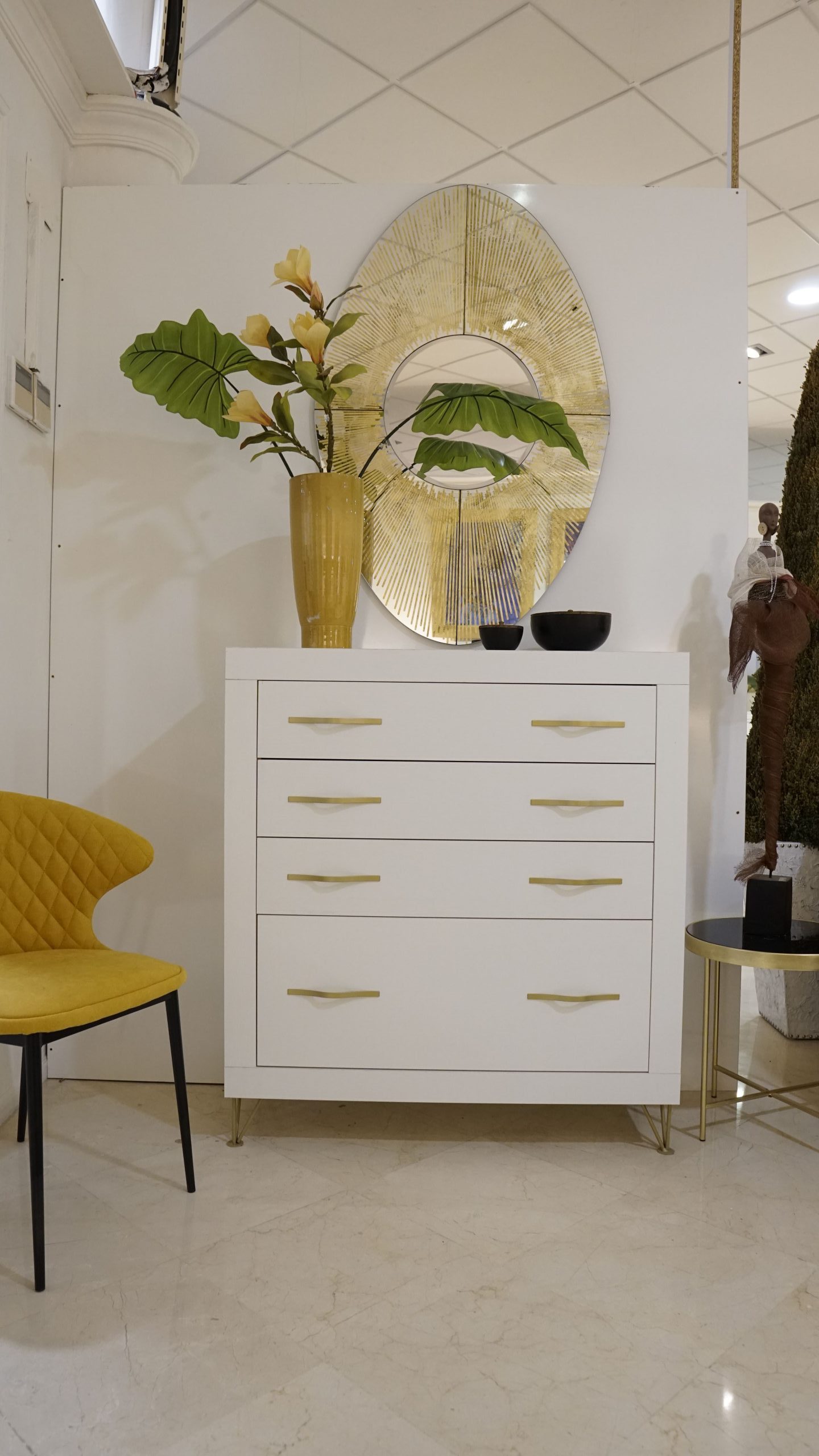 Cómoda detalles dorados