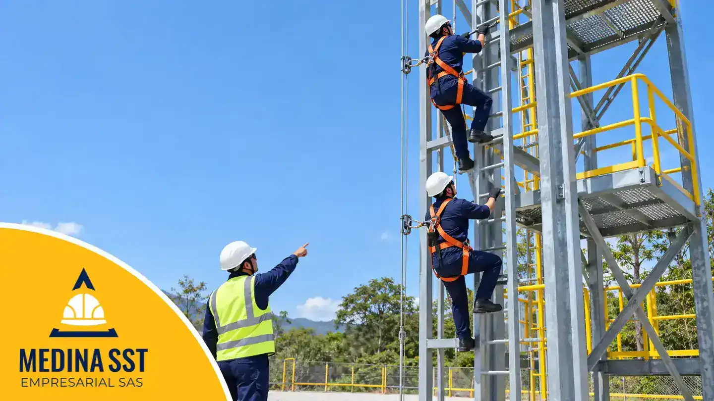 Trabajadores con arnés de cuerpo completo, casco y uniforme durante el entrenamiento práctico del curso de trabajo en alturas en una estructura de entrenamiento