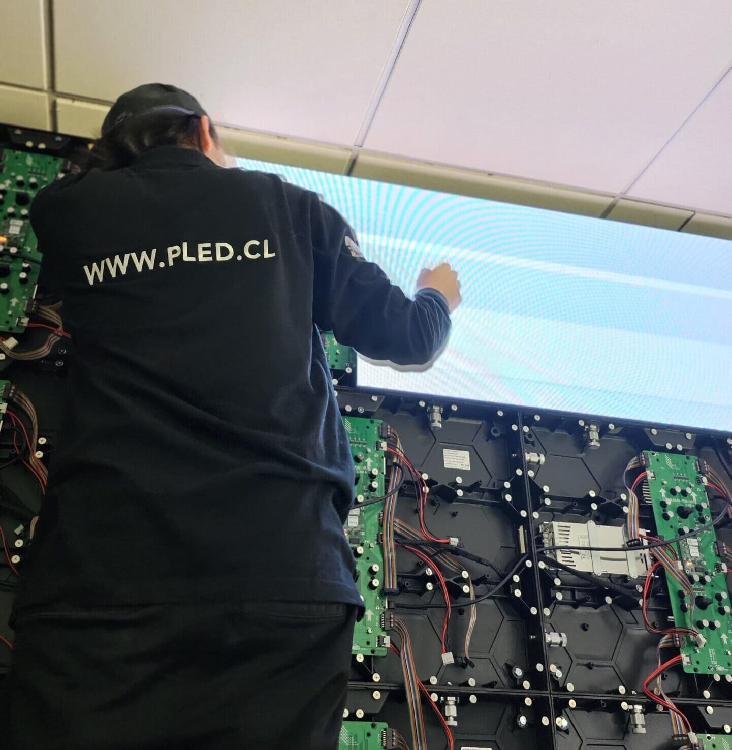 Técnicos de PLED Chile instalando pantallas LED modulares para sala de monitoreo y control con configuración profesional