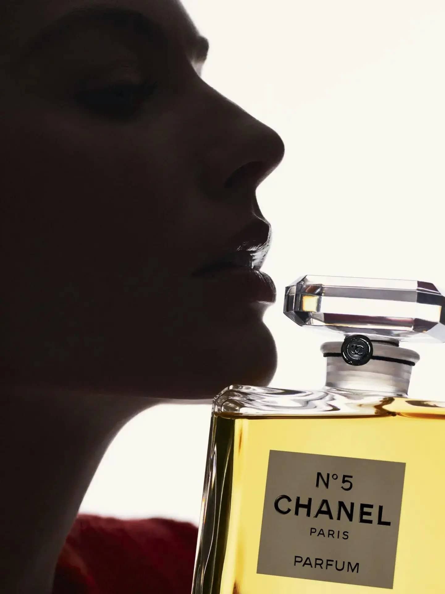 chanel has unveiled margot robbie as the newest face of chanel n°5