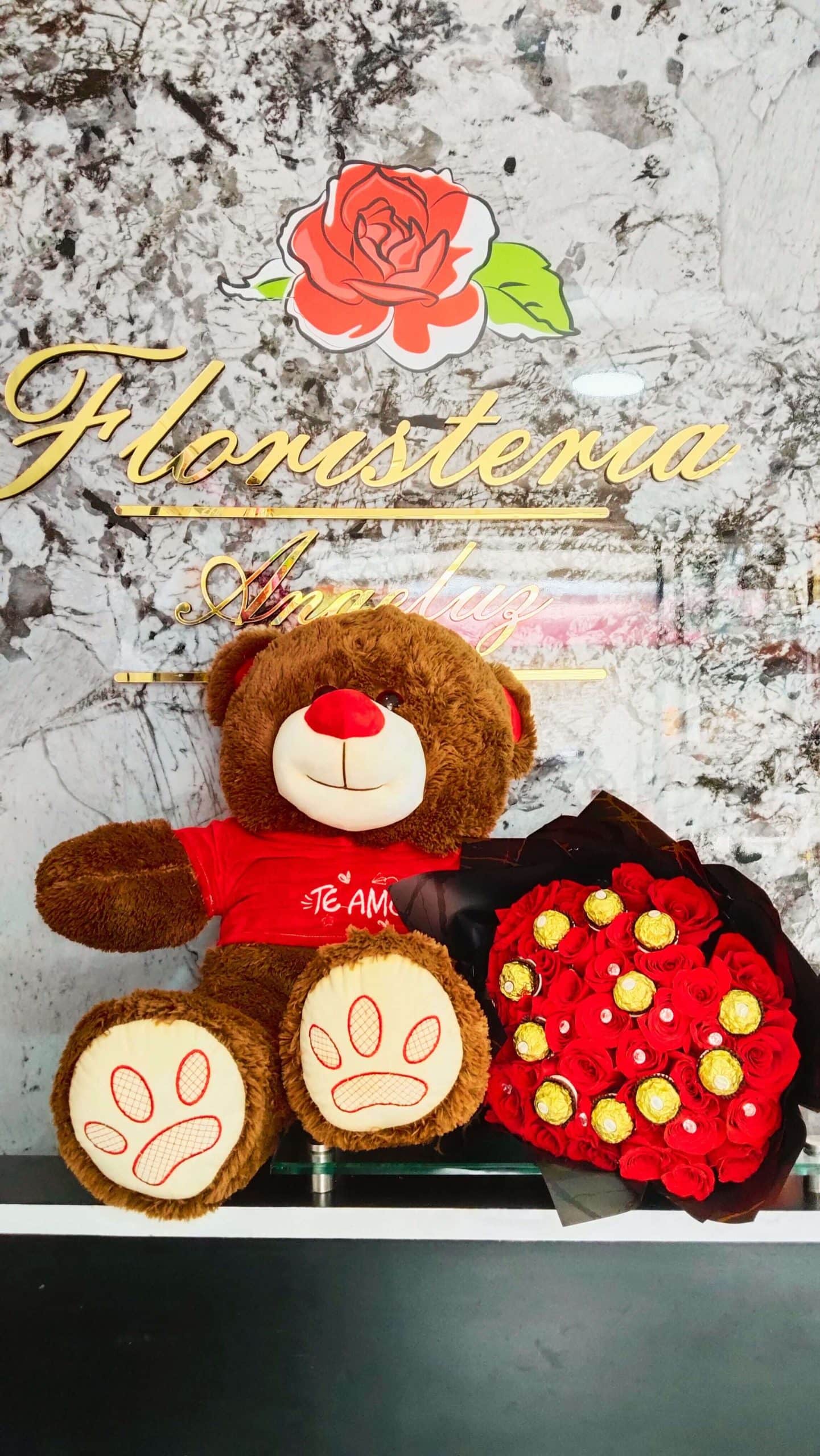 Arreglo Floral Oso De Peluche iante Con Bouquet de Rosas Floristería en Cali - Arreglo floral