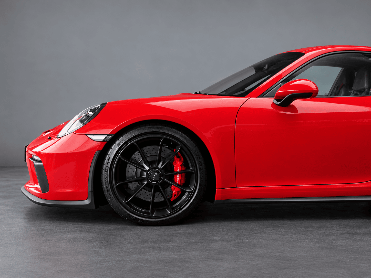 roter porsche 911 gt3 im fotostudio 10