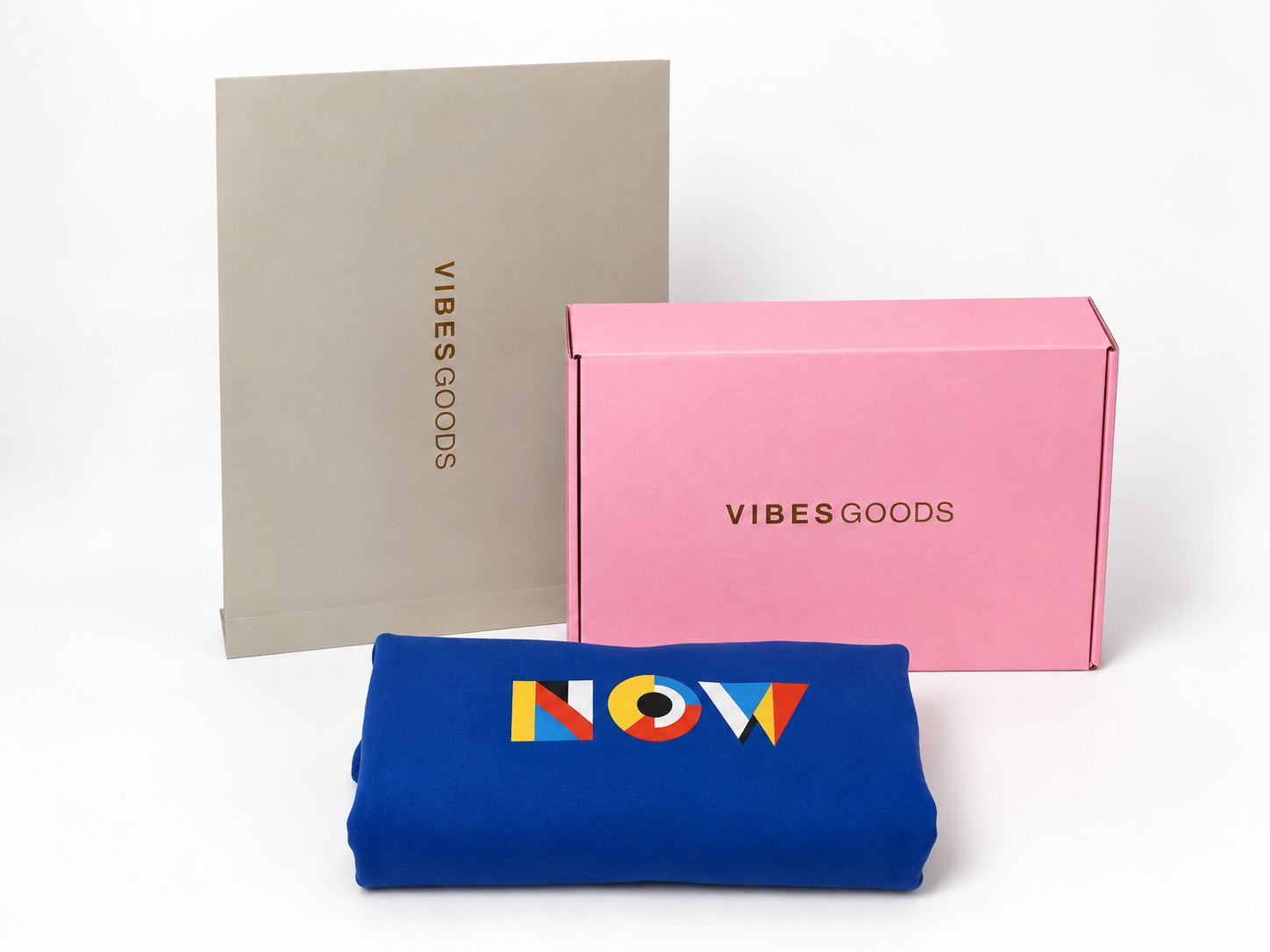 Pudełka Vibes Goods i złożona niebieska bluza NOW, pakowanie premium